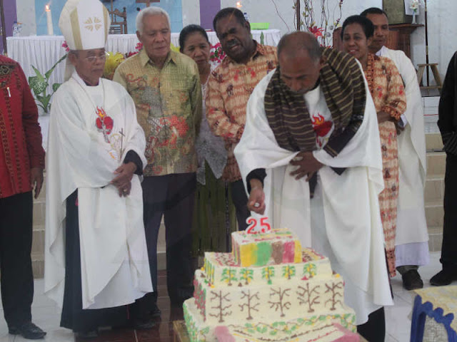 Uskup Aloysius Murwito Pimpin Misa Syukur 25 Tahun Pelayanan Pastor Bavo Felndity - #Lelemuku ...