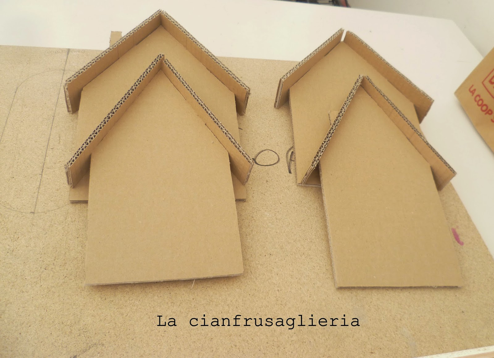 La cianfrusaglieria: Tutorial casette di cartone parlanti: lascia il