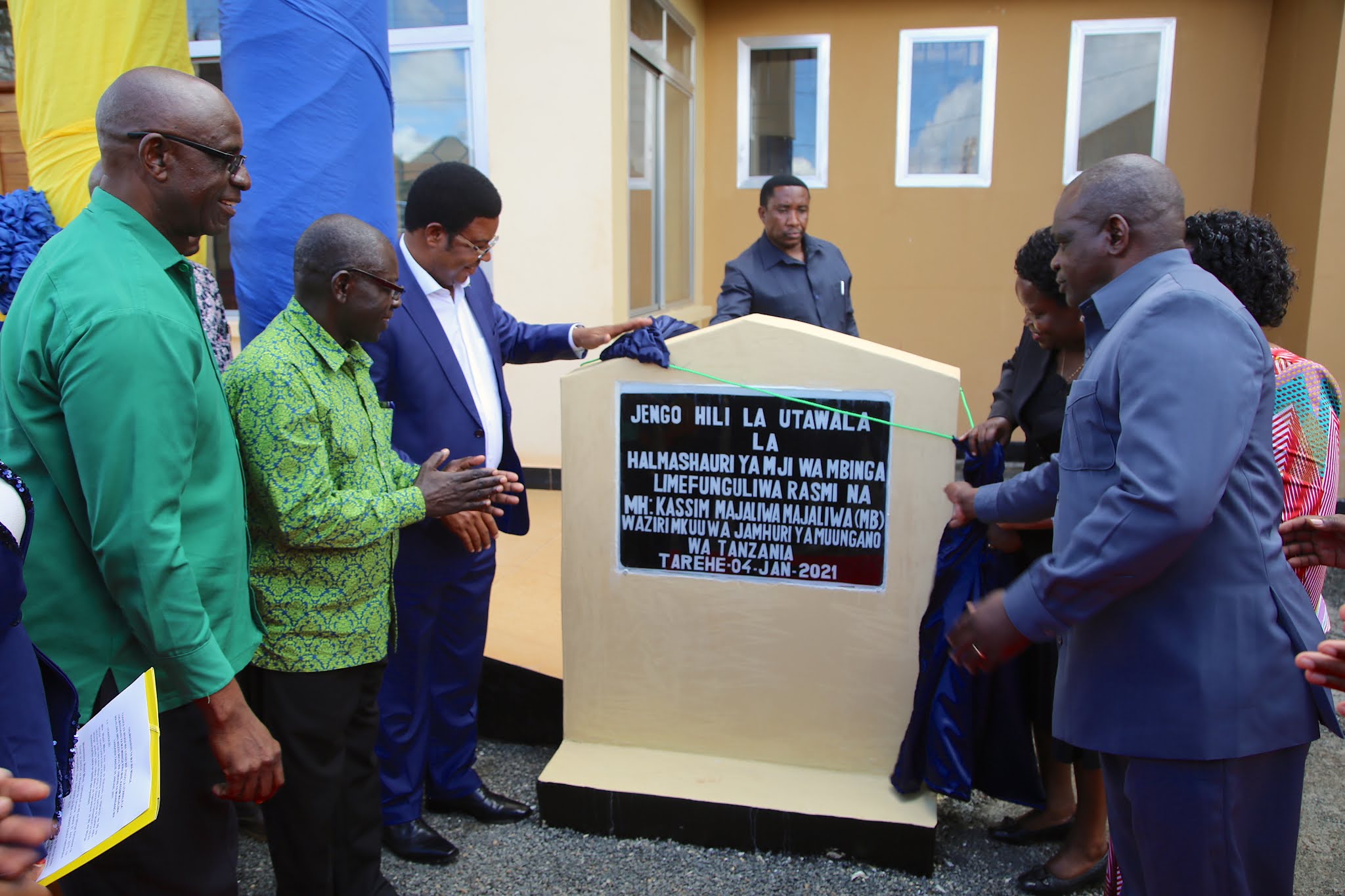 MAJALIWA AFUNGUA JENGO LA HALMASHAURI YA MJI MBINGA MKOANI RUVUMA, LEO ...