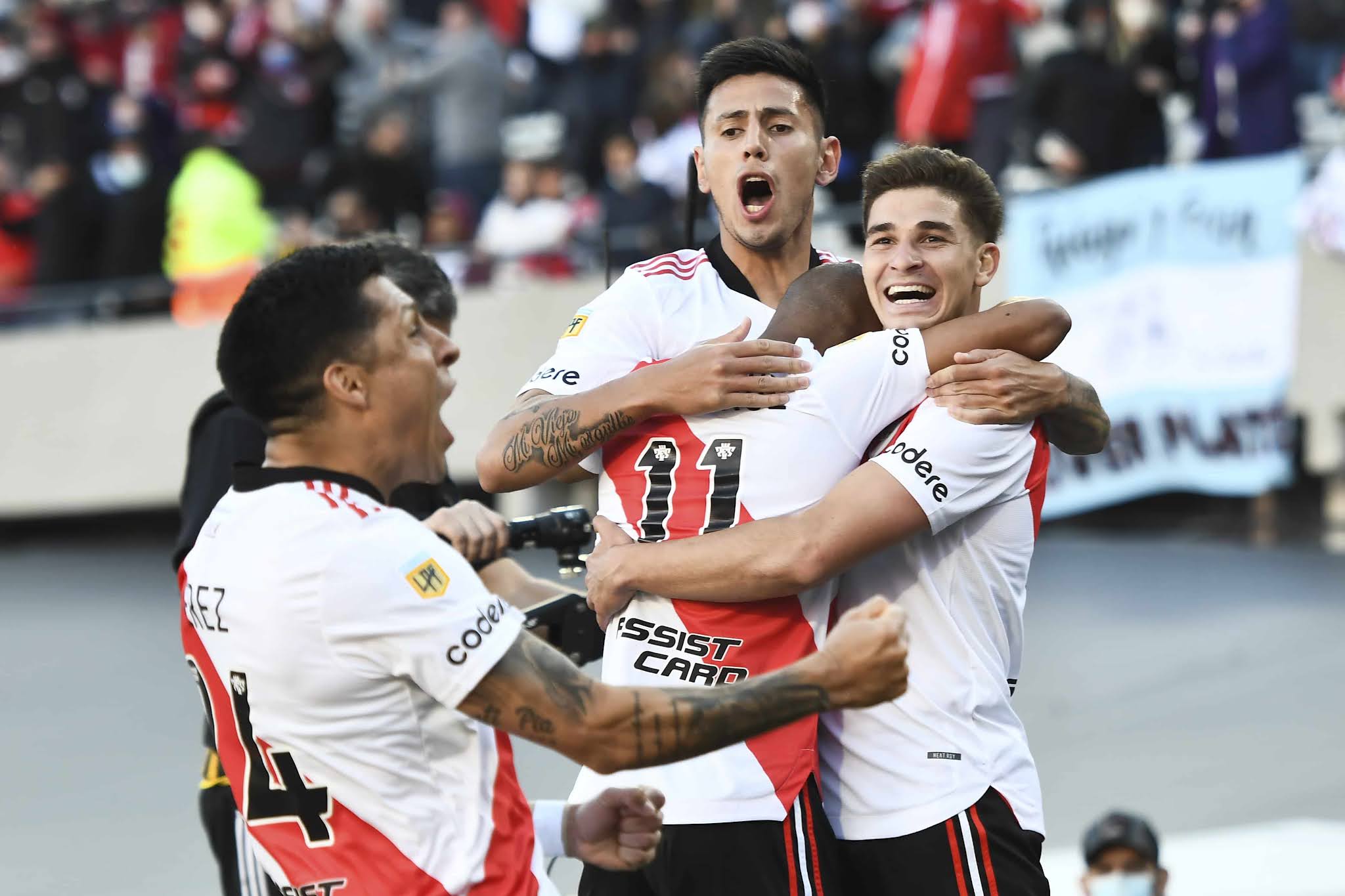 River Plate, nuevo líder de la Liga Profesional de Fútbol, derrotó hoy a Boca Juniors por 2 a 1, en el partido válido por la fecha 14, con una soberbia actuación que contentó a los miles de hinchas que volvieron al Monumental.