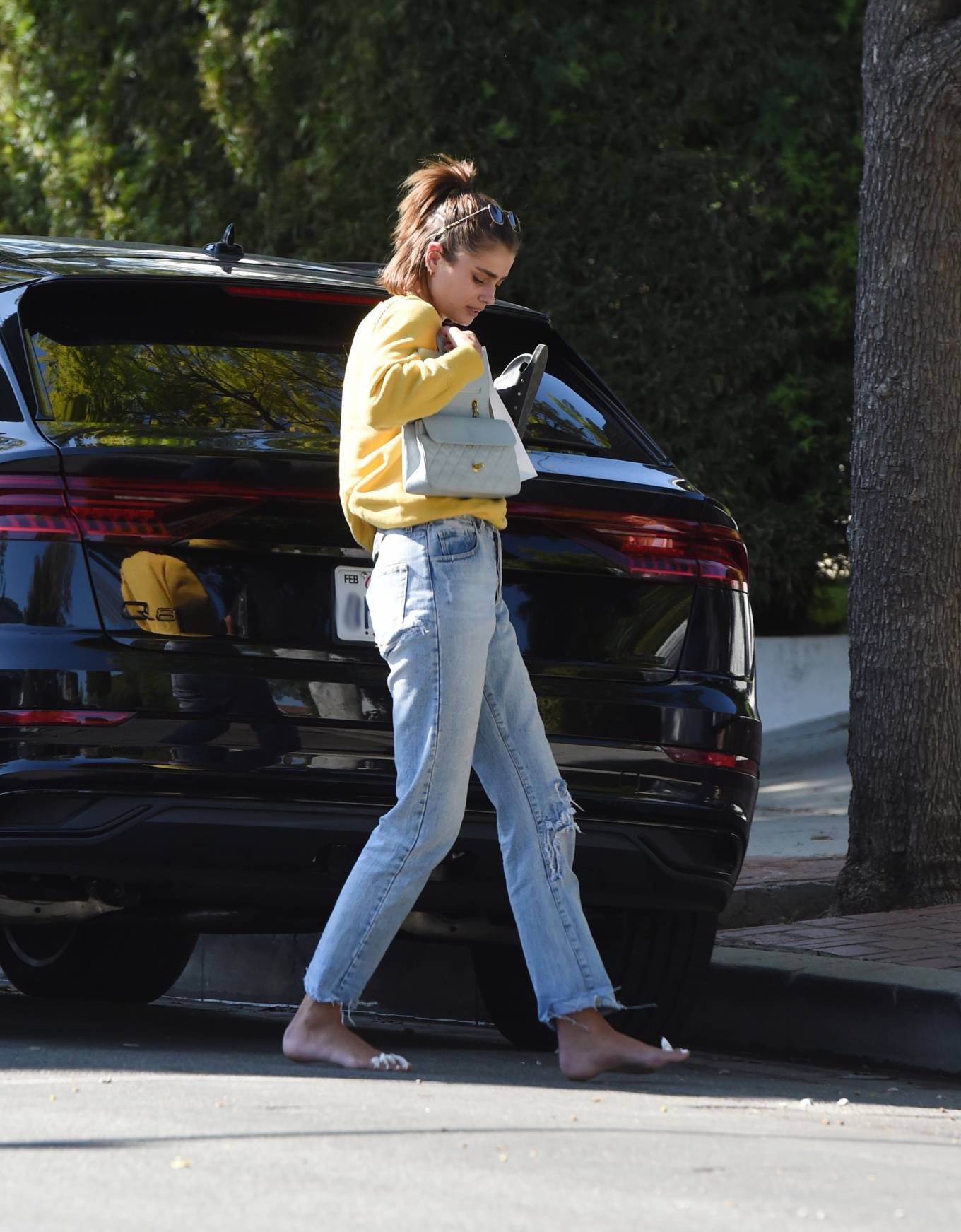 Taylor Hill – Is seen arriving at her house barefoot in Los Angeles ...