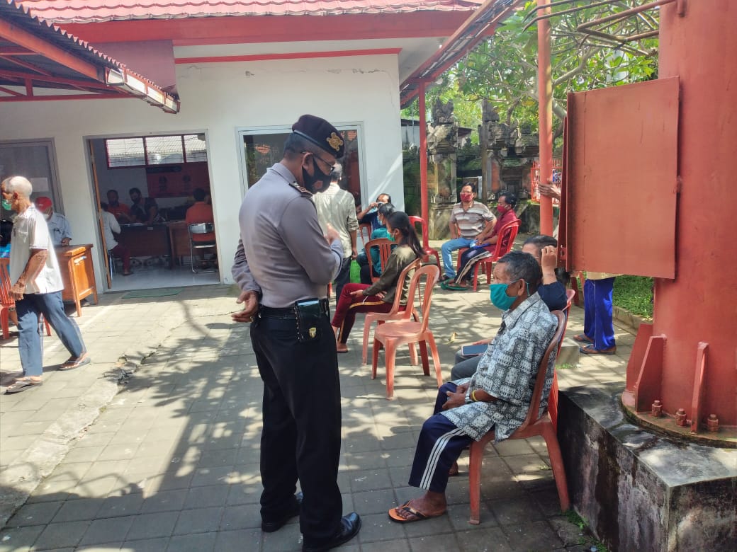 Polisi Disiplinkan Prokes Saat Pembagian BST di Bangli
