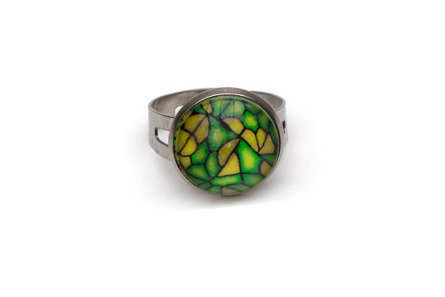 bague en pâte polymère noir vert jaune orange Stenna