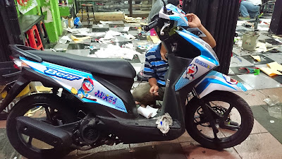 Hasil gambar untuk modifikasi honda beat cutting sticker doraemon