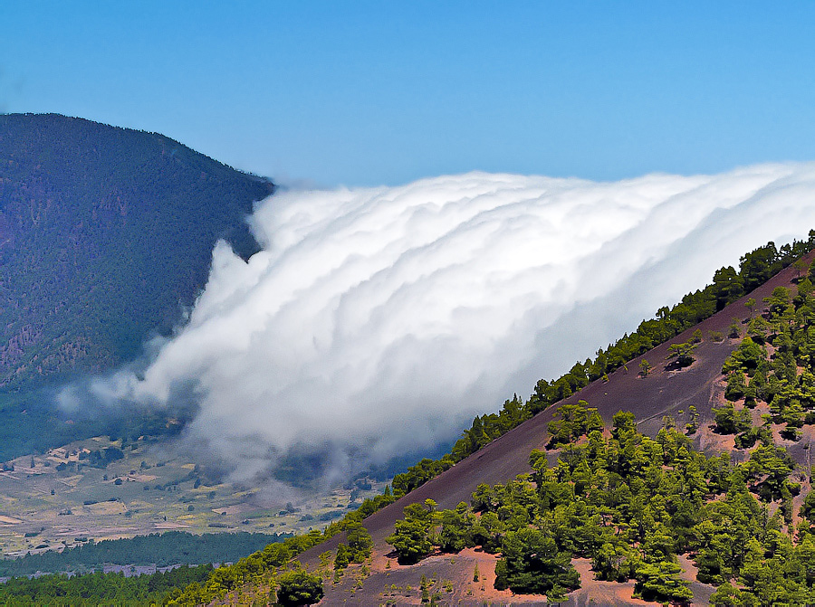 Кипящие облака. Кальдера-де-Табурьенте. Ла Пальма Канарские острова облака. Ла Пальма облака через хребет. Облака Испания.