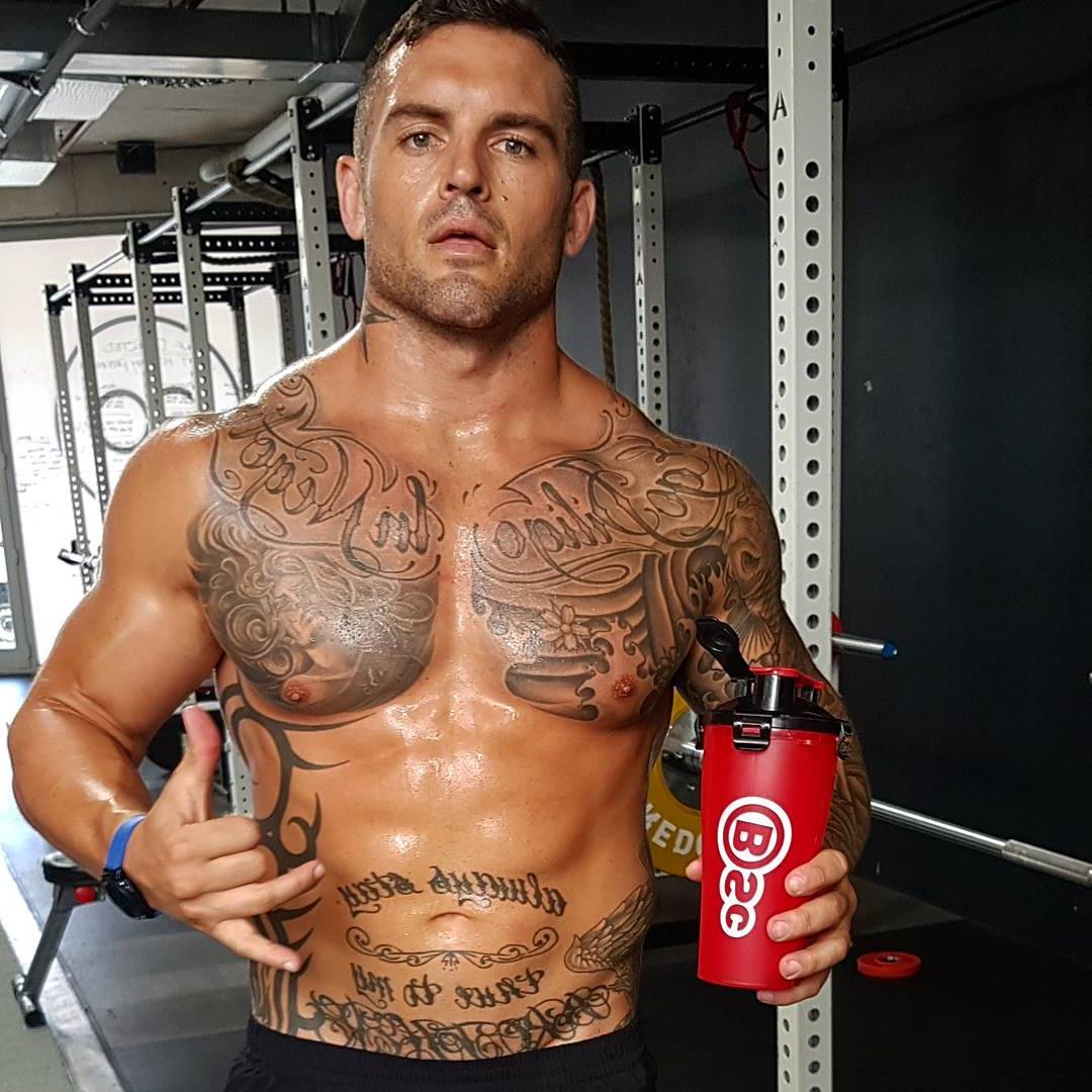 real-manly-tattoo-dilf-fit-men-pictures-daddy-without-shirt