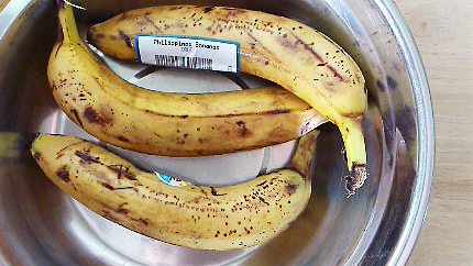 3 ripe bananas with peel