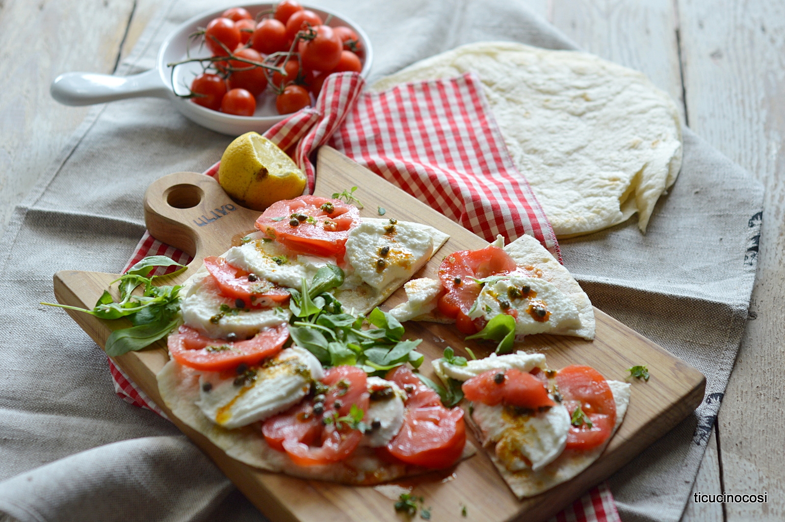PIADA CON CAPRESE E SALSA ALLA RUCOLA