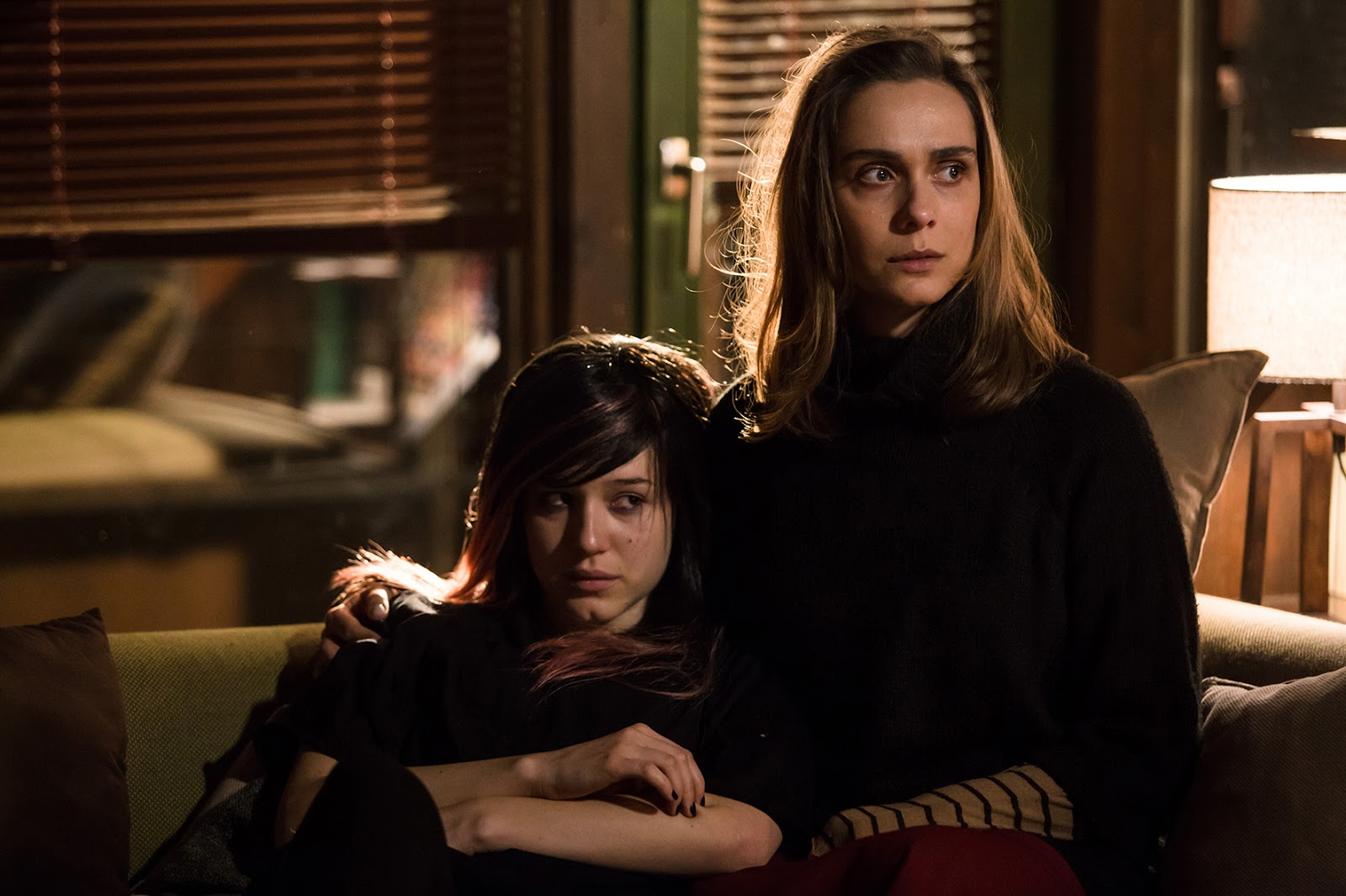 триллер про девушек. темные силы, the dark, 2005. триллер про девушек. триллер про девушек. холли берри триллер.