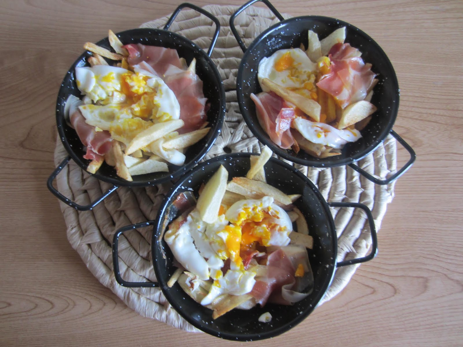 ROSQUILLAS Y ROSCONES Huevos rotos con patatas fritas y jamón ROSQUILLAS Y ROSCONES Huevos rotos con patatas fritas y jamón