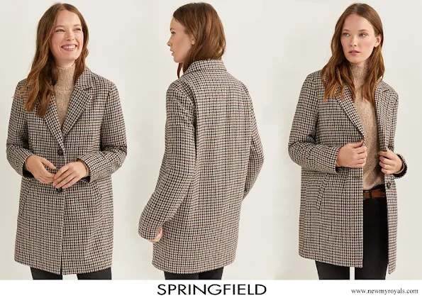 Crown Princess Leonor wore Springfield Essential Checked Coat