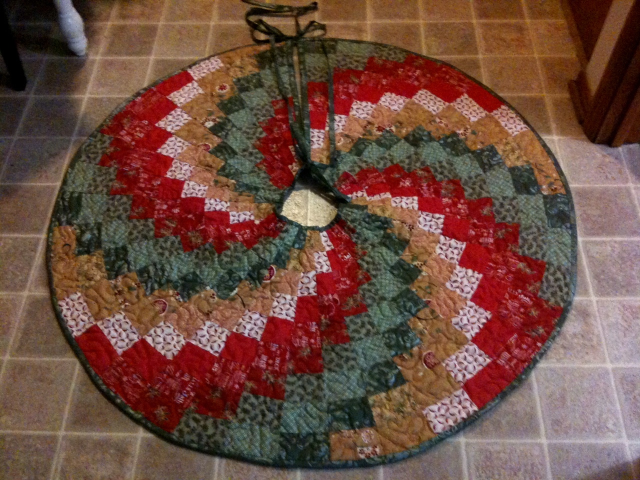 28 Beautiful Patterns Of Quilted Christmas Tree Skirt The Funky Stitch