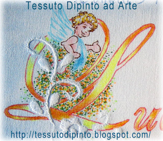 Tessuto dipinto e ricamato a mano: maiuscola con angelo di Ludovico