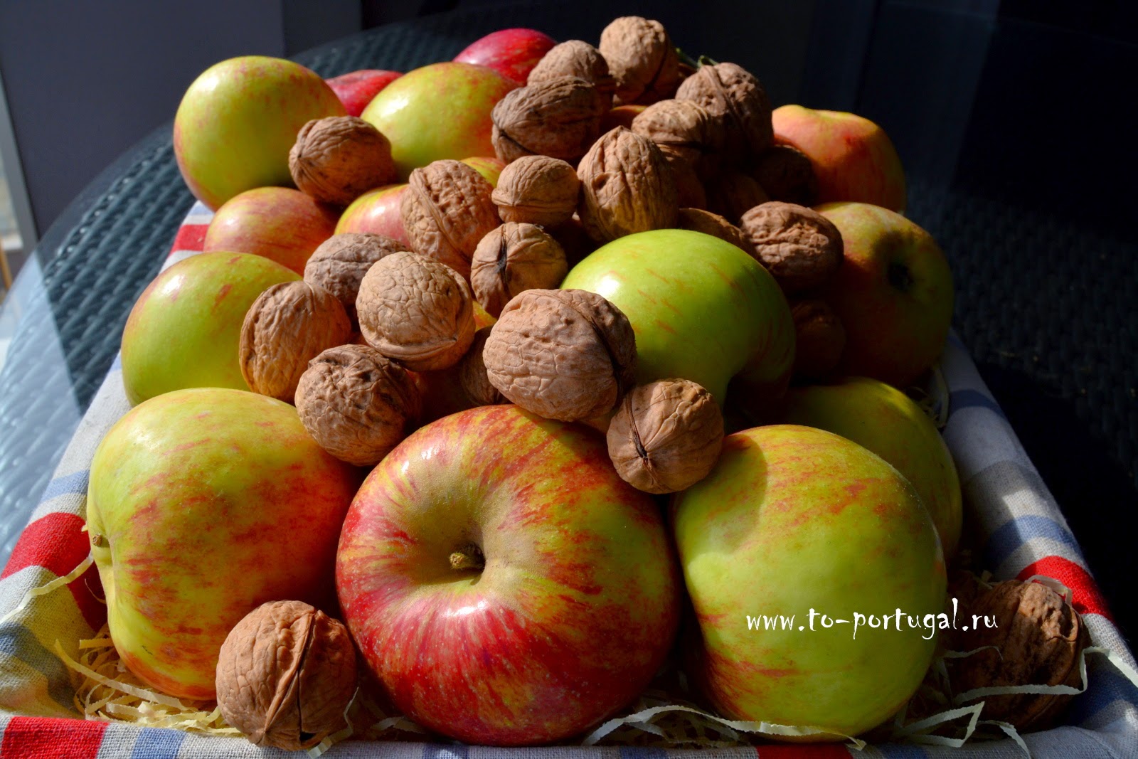 фрукты в Португалии, португальские яблоки, грецкие орехи растут в Португалии