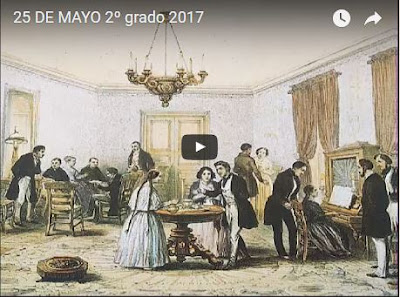 se observa un salón con mesas, sillas, un órgano y hombres y mujeres con vestimentas del 1800