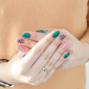 Jak Przykleic Naklejki Wodne Na Paznokcie Manicure Hybrydowy Z Naklejkami Wodnymi Delishe Beauty Blog Dla Kobiet Pielegnacja Makijaz Manicure Lifestyle