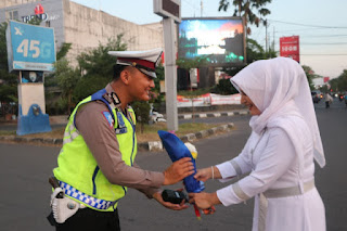 E satu.com ( Crb ) - Sejumlah ibu-ibu dari sebuah jamah pengajian dikota Cirebon berikan setangkai bunga kepada beberapa anggota Polisi yang sedang bertugas mengatur lalu menjelang berbuka puasa di salah satu ruas jalan di kota Cirebon. Sabtu ( 25 /05/2019) Pemberian bunga sebagai tanda terimakasih masyarakat kepada Polisi yang selama ini telah menjalankan tugas dengan baik selama Pileg dan Pilpres 2019.. salah satu dari ibu-ibu mengatakan “Pemberian buket bunga sebagai wujud terima kasih mewakili masyarakat atas kinerja personil Polri selama pengamanan Pileg dan Pilpres 2019,” katanya Selain itu, lanjutnya polisi adalah bagian dari masyarakat. Polisi sudah berjuang untuk semua. “Sebagai bentuk apresiasi kami melakukan aksi simpatik dalam bentuk pemberian buket bunga,” ucapnya. Kepala Polres Cirebon Kota, AKBP Roland Ronaldy menyampaikan terima kasih banyak atas perhatian dari masyarakat kepada personil Polri yang sedang bertugas. “Polri senang dan terima kasih ada yang memperhatikan kita, terus dapat dukungan dari masyarakat. Dukungan ini membuat Polri tetap semangat menjalankan tugas,” katanya (Nm) E satu.com ( Crb ) - Sejumlah ibu-ibu dari sebuah jamah pengajian dikota Cirebon berikan setangkai bunga kepada beberapa anggota Polisi yang sedang bertugas mengatur lalu menjelang berbuka puasa di salah satu ruas jalan di kota Cirebon. Sabtu ( 25 /05/2019) Pemberian bunga sebagai tanda terimakasih masyarakat kepada Polisi yang selama ini telah menjalankan tugas dengan baik selama Pileg dan Pilpres 2019.. salah satu dari ibu-ibu mengatakan “Pemberian buket bunga sebagai wujud terima kasih mewakili masyarakat atas kinerja personil Polri selama pengamanan Pileg dan Pilpres 2019,” katanya Selain itu, lanjutnya polisi adalah bagian dari masyarakat. Polisi sudah berjuang untuk semua. “Sebagai bentuk apresiasi kami melakukan aksi simpatik dalam bentuk pemberian buket bunga,” ucapnya. Kepala Polres Cirebon Kota, AKBP Roland Ronaldy menyampaikan terima kasih banyak atas perhatian dari masyarakat kepada personil Polri yang sedang bertugas. “Polri senang dan terima kasih ada yang memperhatikan kita, terus dapat dukungan dari masyarakat. Dukungan ini membuat Polri tetap semangat menjalankan tugas,” katanya (Nm)