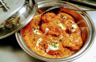 Serving butter chicken with garnished for butter chicken (Murgh makhani) recipe