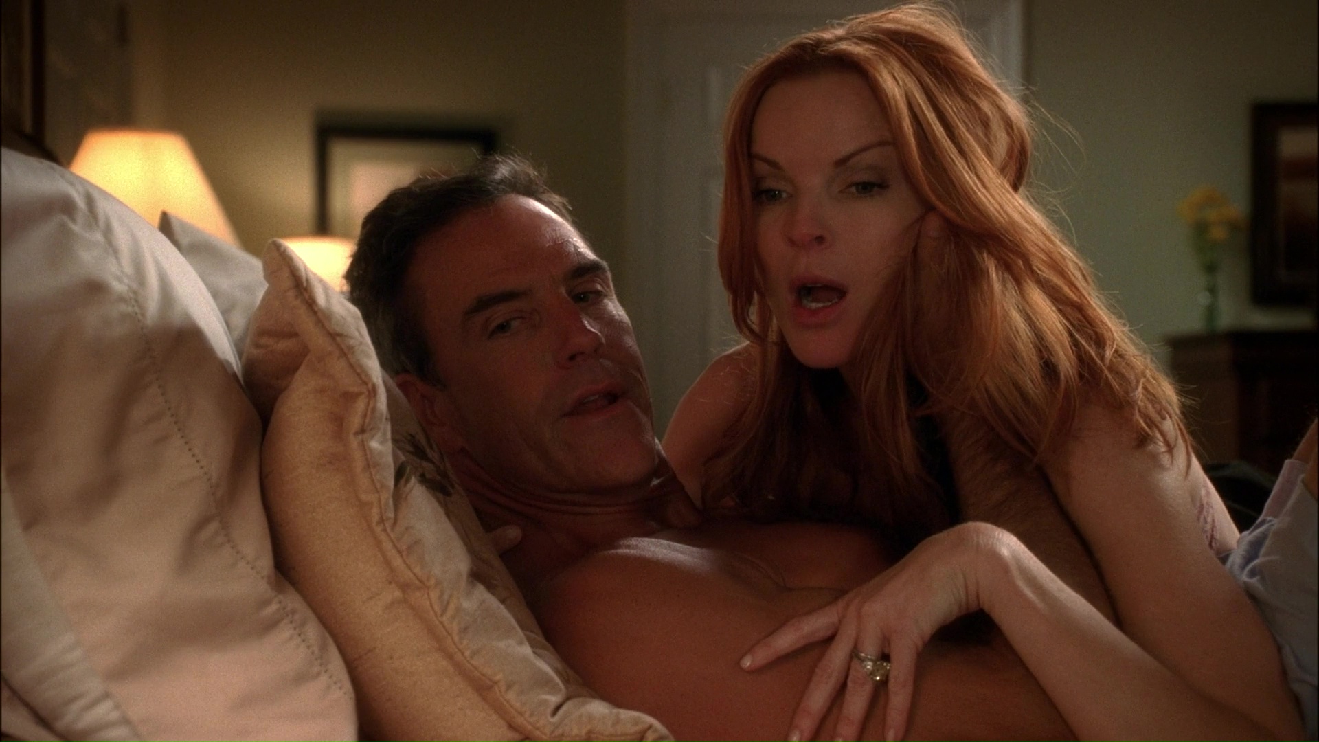 ausCAPS Richard Burgi shirtless in Desperate Housewives 6-08 image