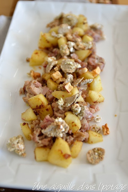 Andouille, pommes flambées au lambig et muesli au sarrasin 