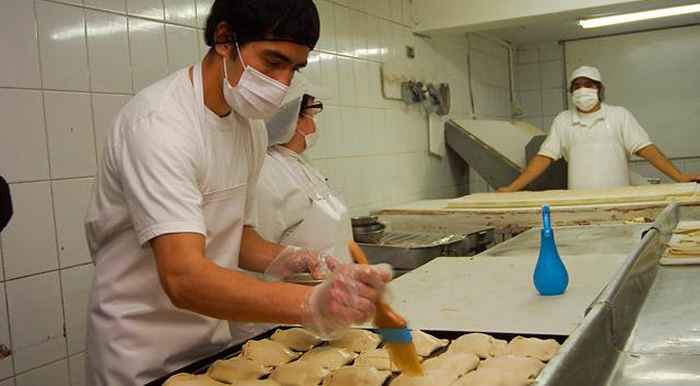 Imagen de empleados en fabrica de empanadas