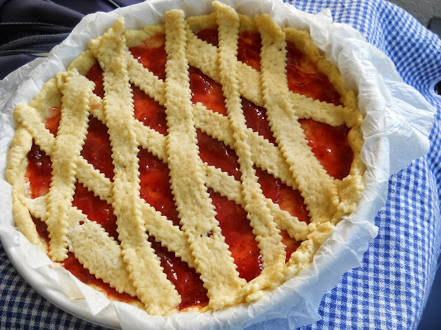 crostata di frolla con yogurt farcita con marmellata di fragole 