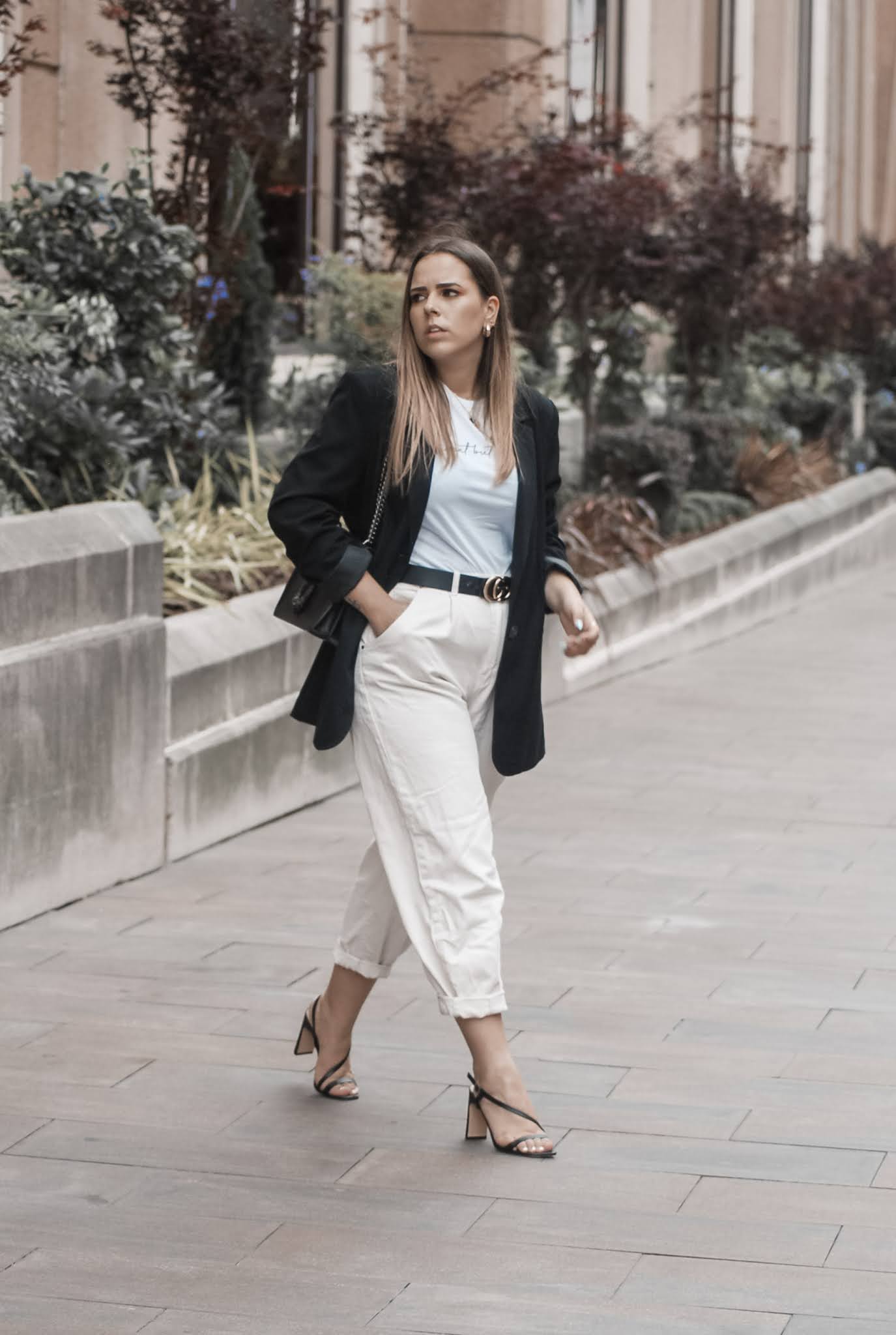 Outfit con slouchy beige