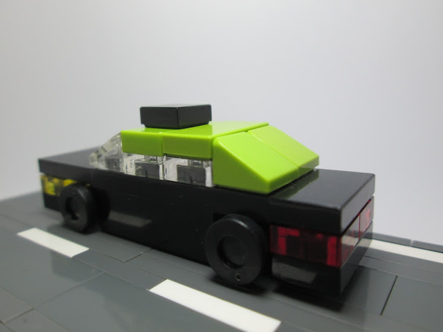 MOC LEGO micro escala de um táxi português