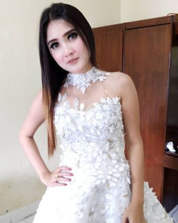 2. Nggak hanya suaranya yang indah, wajahnya juga. 2. Nggak hanya suaranya yang indah, wajahnya juga.