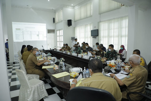 Bupati Asahan Memimpin Rapat Terkait Pembelakuan Kegiatan PPKM Level 3 Bupati Asahan Memimpin Rapat Terkait Pembelakuan Kegiatan PPKM Level 3