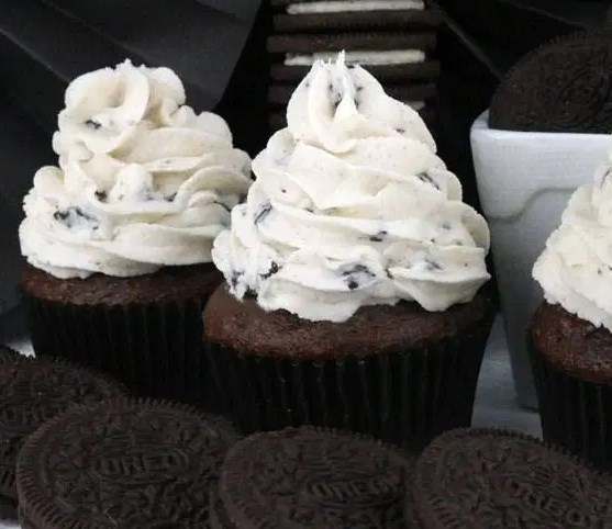 The Best Oreo Buttercream Frosting #desserts #cookies