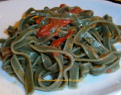 tagliatelle con alga spirulina ai pomodorini 