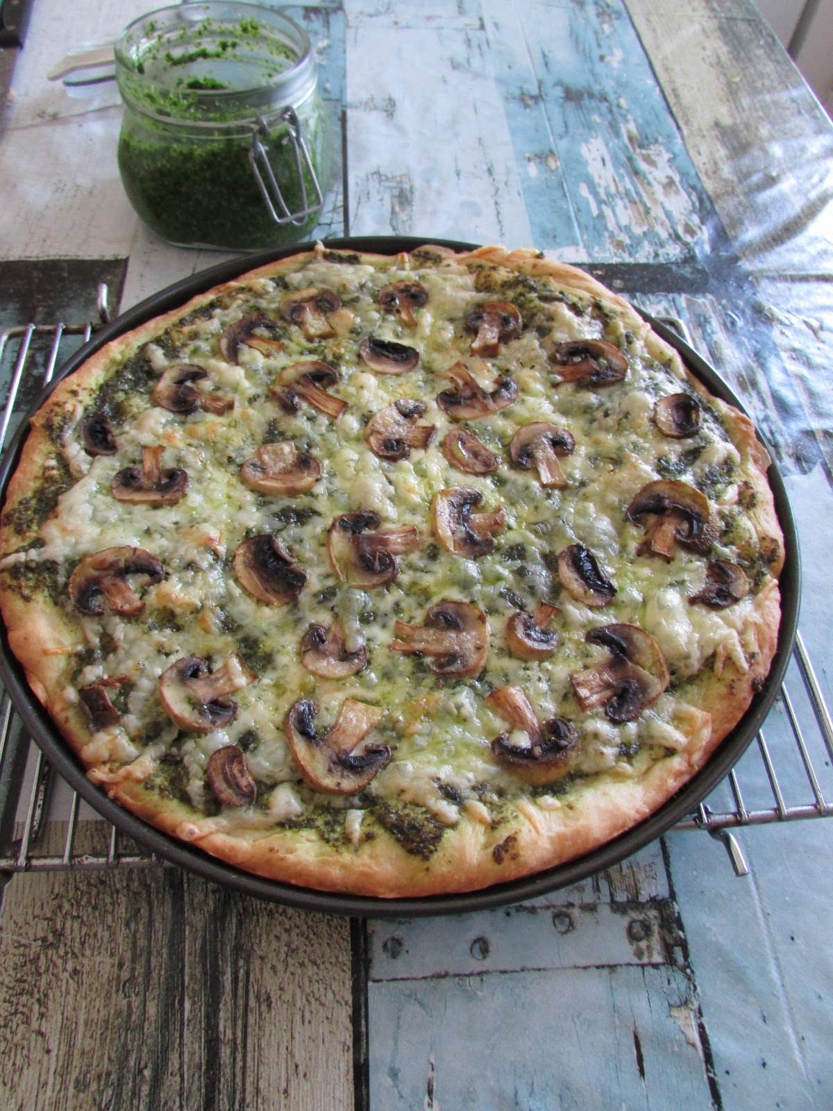 Pizza z pesto, pieczarkami i serem