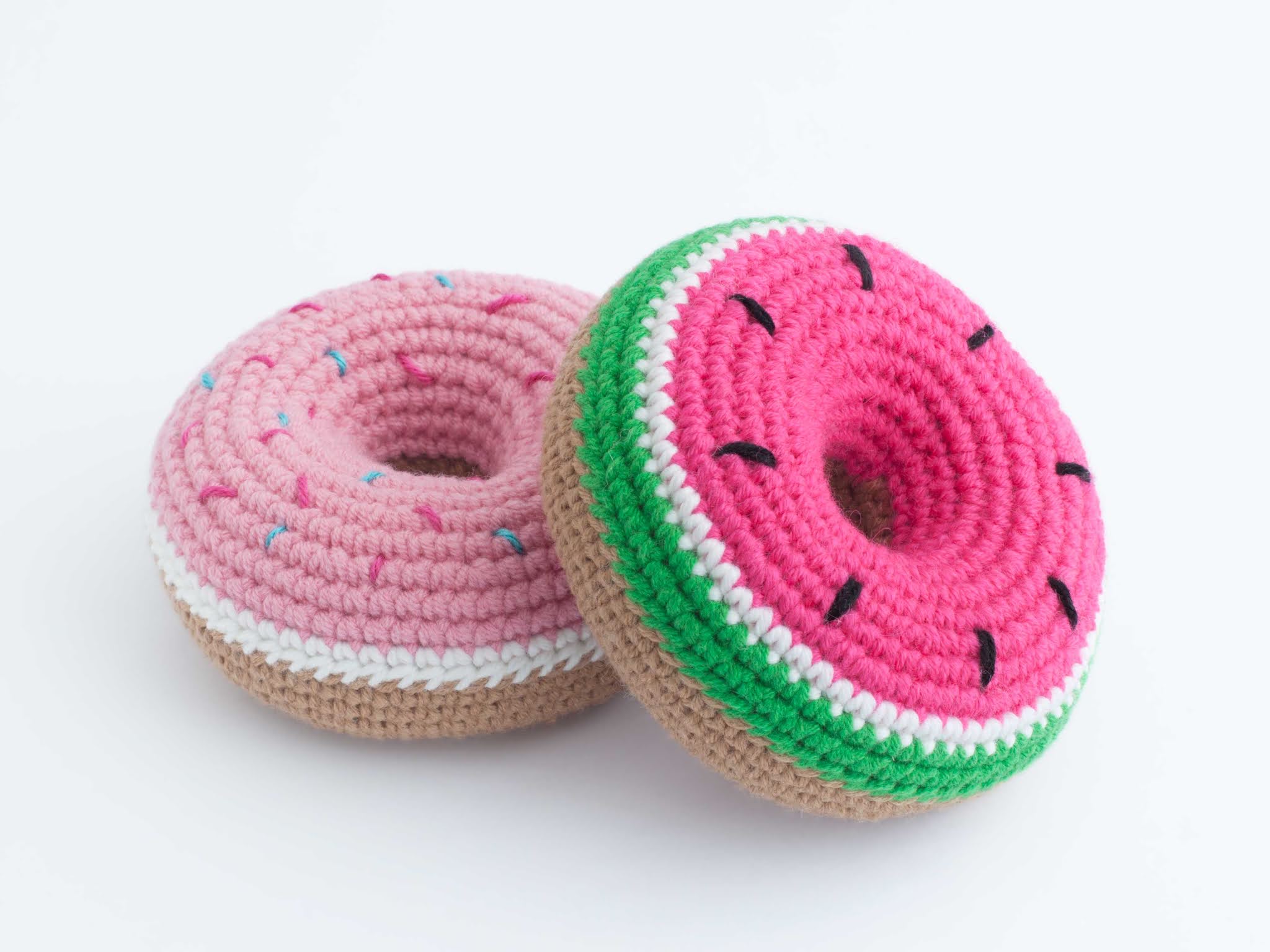 пончик амигуруми крючком. вязаные пончи. вязаный пончик крючком. вязаные сладости. вязаные сладости крючком.