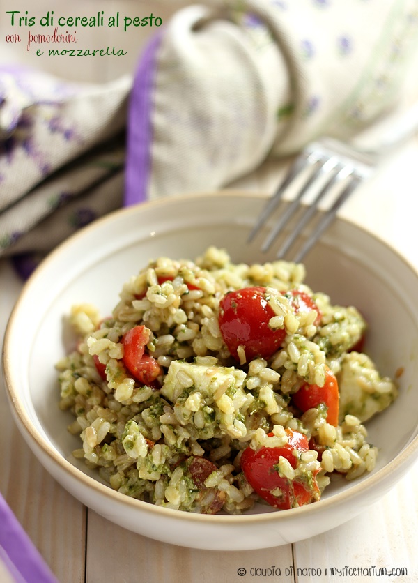 Tris di cereali al pesto, con pomodorini e mozzarella