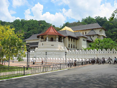 800px-Zahntempel_Kandy.jpg
