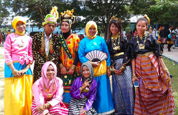  Pakaian  Adat  Sulawesi Tenggara Beserta Perlengkapannya 