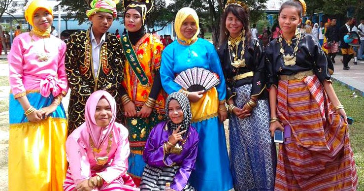  Pakaian  Adat  Sulawesi Tenggara Beserta Perlengkapannya 
