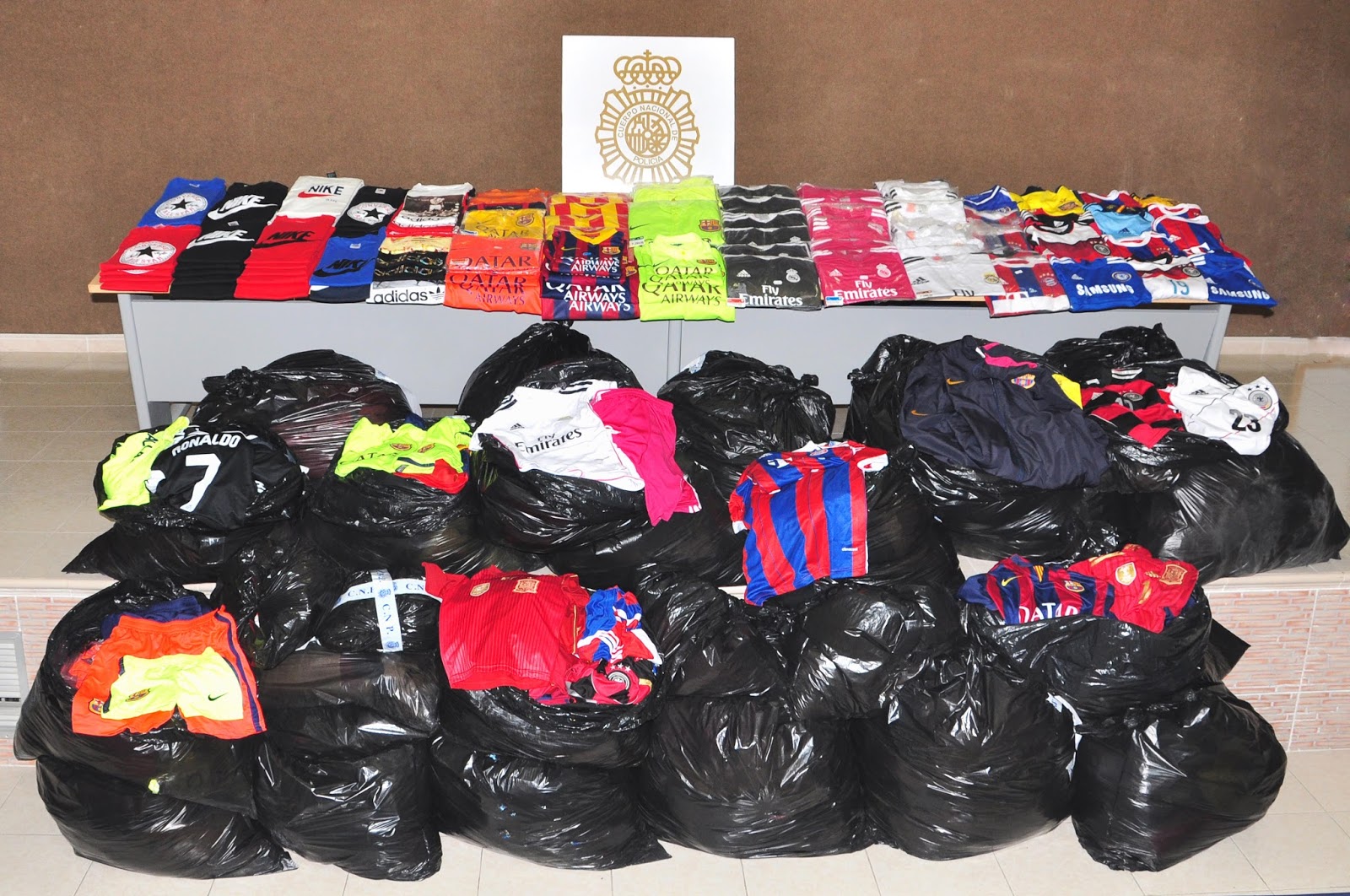 17 detenidos en Maspalomas por vender ropa deportiva falsificada.