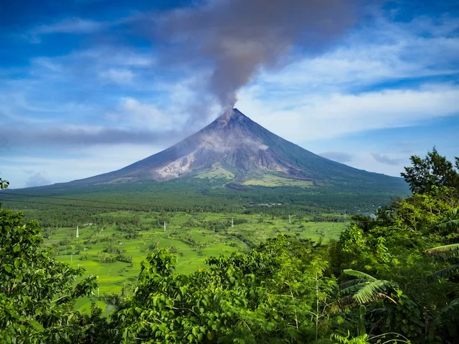 Philippine cities fall asleep with volcanic ash-2