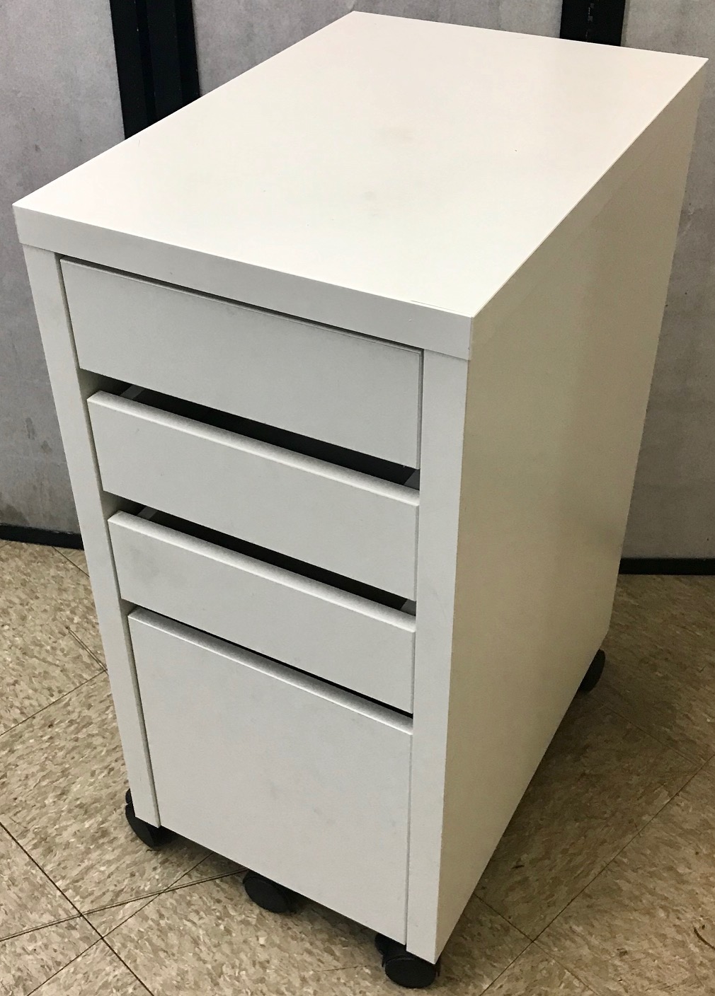 Uhuru Furniture & Collectibles 470791 White 4Drawer File