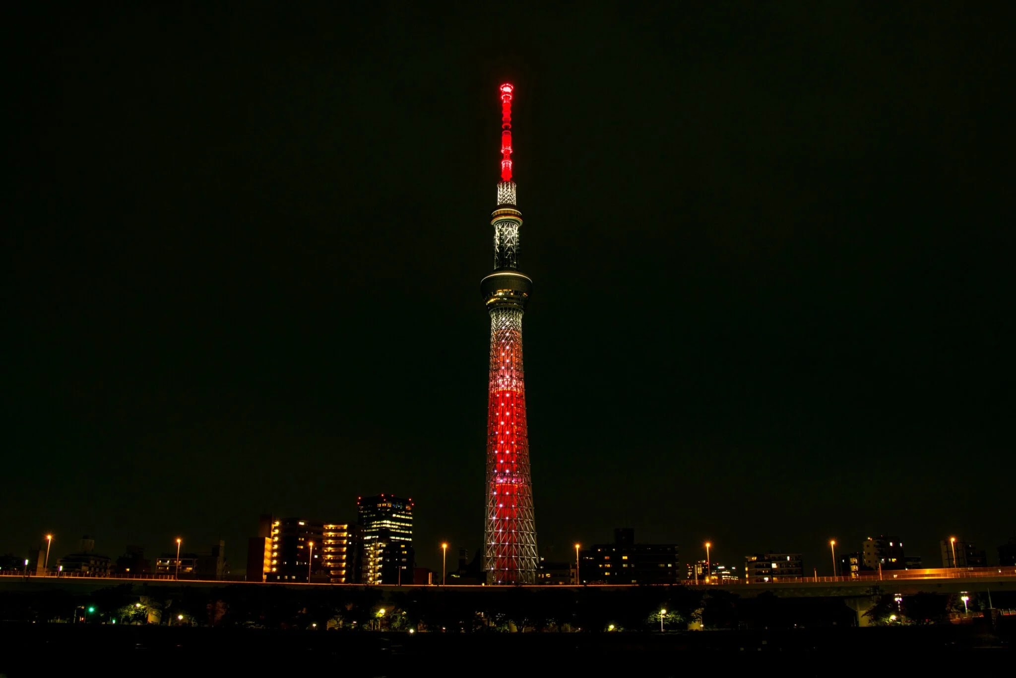 A Torre mais alta do Japão foi iluminada com as cores de Kimetsu no Yaiba