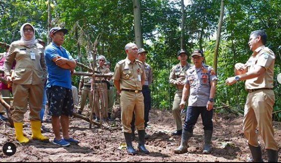 Bersama Dengan Pihak Kepolisian Bersama Dengan Pihak Kepolisian
