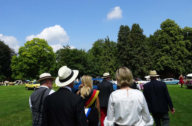 Herren mit weissen Hüten, Miss NRW Alina Müllenborn, Prinzessin Marie-Christine im Jury Pulk Jury Pulk auf dem 1. Fashion Award auf Schloss Merode, Herren mit weißen Hüten