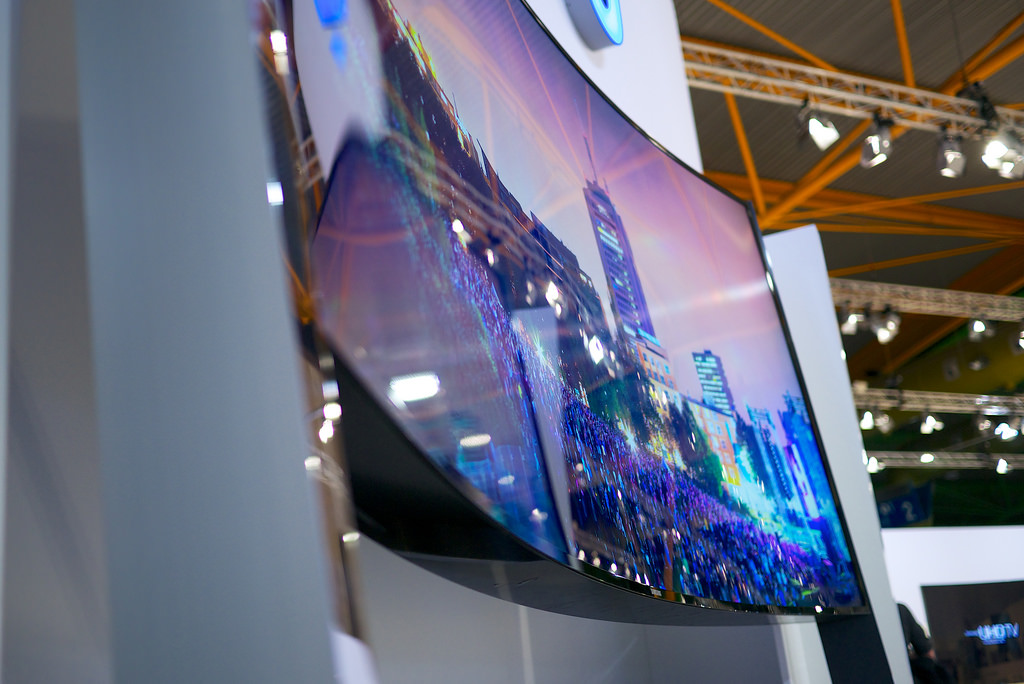 Производство телевизоров самсунг. Телевизоры самсунг 2020 изогнутый. Изогнутый LG телевизор 55 дюймов. Телевизор изогнутый самсунг 2017.
