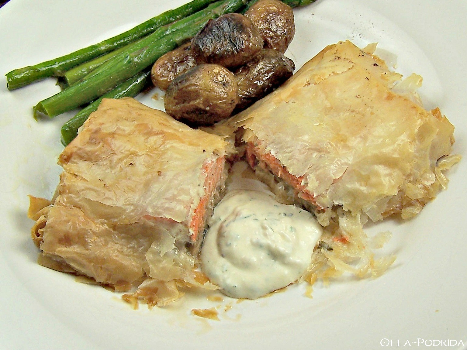 OllaPodrida Salmon en Croute with Cucumber Dill Sauce