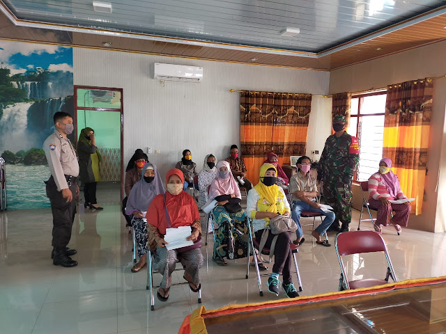 Babinsa Ceper Dampingi Penyaluran BST Tahap III