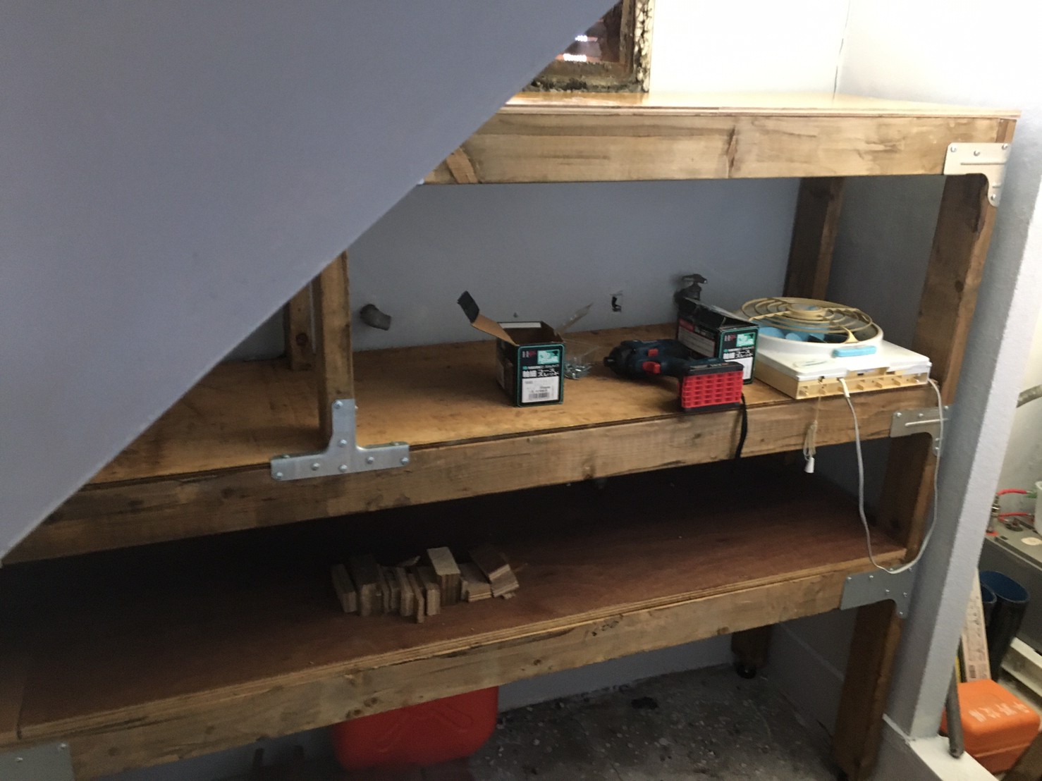 2x4材で階段下に棚を作る！ 僕らのガレージ