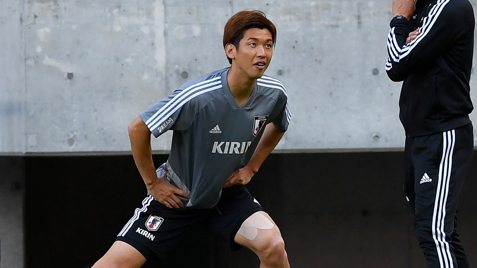日刊鹿島アントラーズニュース 大迫勇也がスパイク姿で合流 練習前には堂安 久保らと鳥かご ゲキサカ