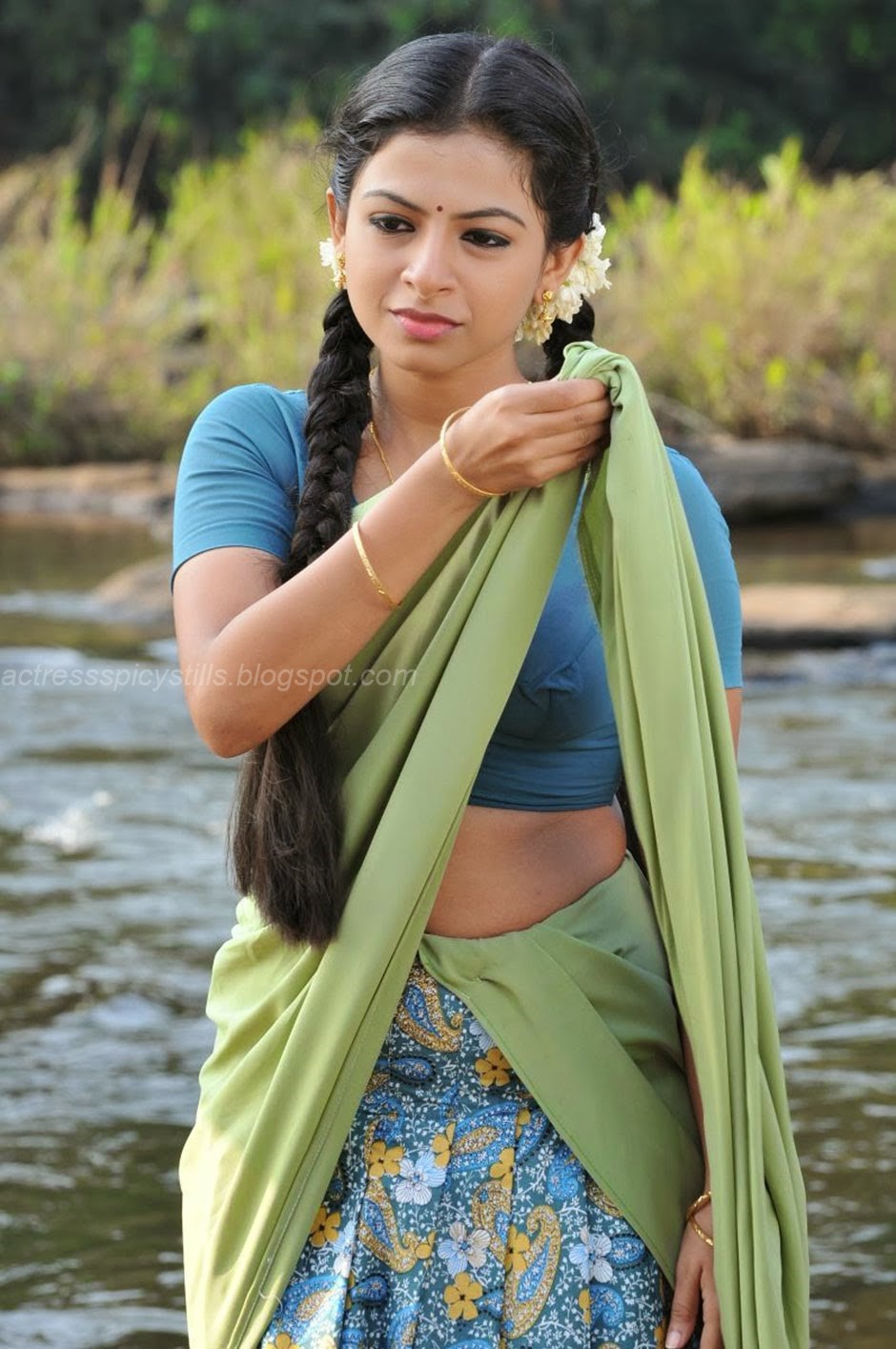 Ishwarya-Menon-Hot-Unseen-Bold-Stills-8.